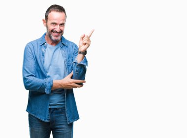 Kameraya bakarak yan el ve parmak ile işaret orta yaş ağarmış komuta sizde yüzünde kocaman bir gülümseme ile izole arka plan üzerinde.