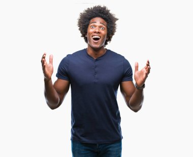 Afro Amerikalı adam kızgın ve silah ile başarı için deli kutluyor izole arka plan üzerinde kaldırdı ve heyecanlı çığlık gözler kapalı. Kazanan kavramı