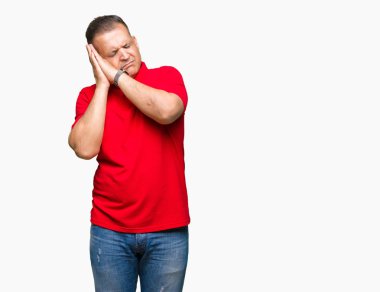 Orta yaş Arap adam uyku yorgun hayal ve ellerle birlikte poz ile kapalı gözler gülümseyen izole arka plan üzerinde.