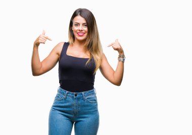 Yüzünde gülümseme ile kendinden emin görünüyorsun, kendini gururlu ve mutlu parmakları ile işaret izole arka plan üzerinde genç güzel kadın.