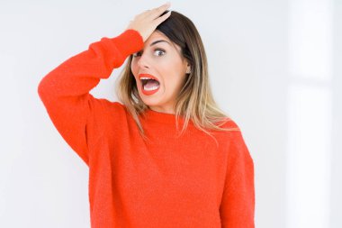 İzole arka kafasına hata için el ile sürpriz üzerinde rahat kırmızı kazak giyen genç kadın hata hatırlıyorum. Unuttum, kötü bellek kavramı.