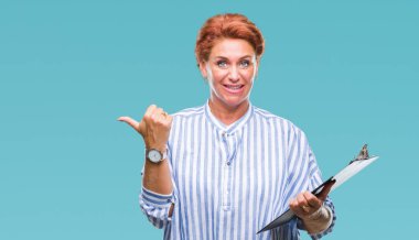 Pano işaret ve başparmak kadar mutlu yüz gülümseyen tarafı ile gösteren izole arka plan üzerinde tutan kıdemli beyaz iş kadın