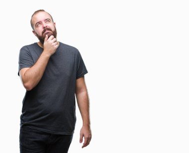 Çene düşünme hakkında soru, dalgın ifade üzerine el ile izole arka plan Genç beyaz hipster adam. Düşünceli yüzüyle gülümsüyor. Şüphe kavramı.