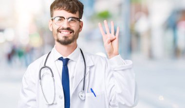 İzole arka plan üzerinde gösterilen hastane ceket giyen adam genç doktor ve parmakları ile işaret kendinden emin ve mutlu gülümseyerek süre dört numara.