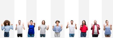 Kolaj farklı etnik gençlerin gösterilen ve parmakları ile işaret beyaz çizgili izole arka plan üzerinde kendinden emin ve mutlu gülümseyerek süre 6 numara.