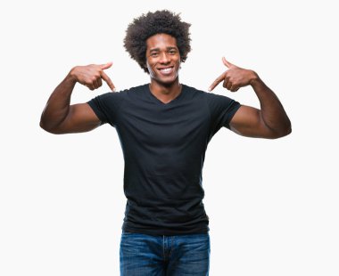 Yüzünde gülümseme ile kendinden emin görünüyorsun, kendini gururlu ve mutlu parmakları ile işaret izole arka plan üzerinde Afro Amerikalı adam.