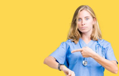 İşaret seyretmek zaman, sabırsızlık, üzgün ve kızgın için son tarih gecikme için acele arka plan üzerinde tıbbi üniforma giyen güzel genç doktor kadın izole