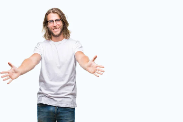 Homem Bonito Jovem Com Cabelos Longos Usando Óculos Sobre Fundo — Fotografia de Stock