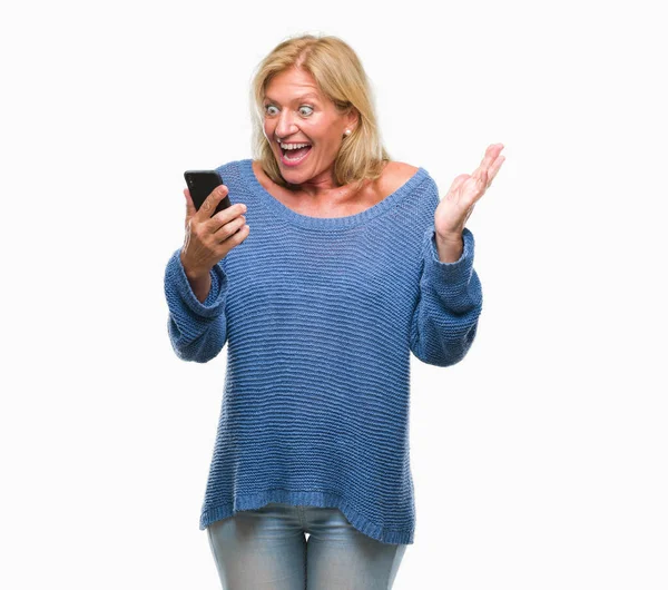 Блондинка Средних Лет Отправляет Сообщение Помощью Смартфона Изолированном Фоне Счастливый — стоковое фото
