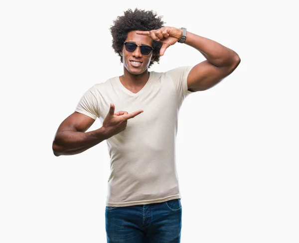 Afro American Człowiek Noszący Okulary Przeciwsłoneczne Białym Tle Uśmiechający Się — Zdjęcie stockowe