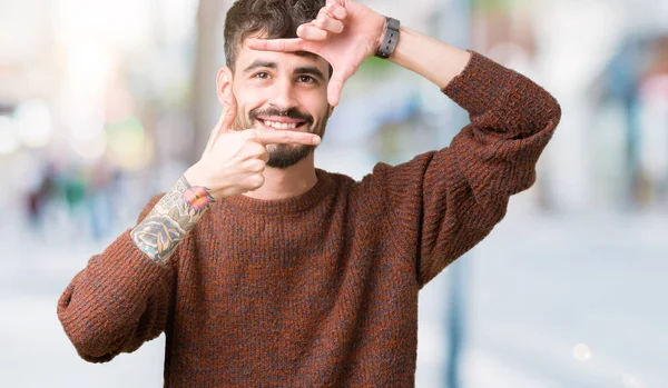 Joven Hombre Guapo Con Suéter Invierno Sobre Fondo Aislado Sonriendo —  Fotos de Stock