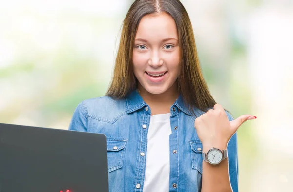 Joven Mujer Caucásica Usando Portátil Sobre Fondo Aislado Señalando Mostrando —  Fotos de Stock