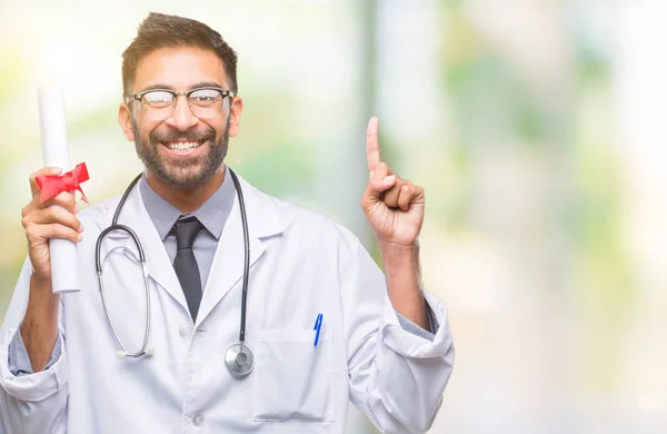 Hombre Médico Hispano Adulto Sosteniendo Grado Sobre Fondo Aislado Sorprendido — Foto de Stock