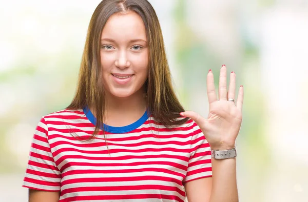 年轻的高加索美丽的女人在孤立的背景显示和指向用手指数字五 而微笑自信和快乐 — 图库照片