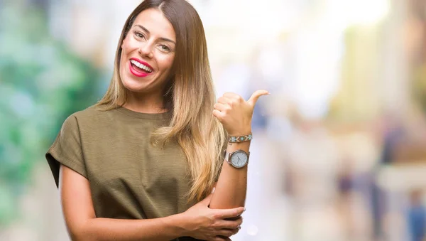 Joven Hermosa Mujer Sobre Fondo Aislado Sonriendo Con Cara Feliz —  Fotos de Stock