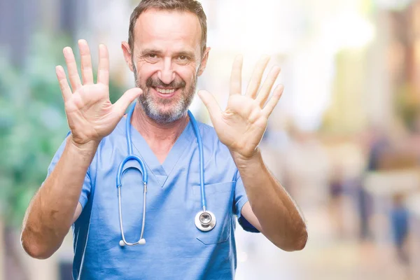 Mezza Età Hoary Anziano Medico Uomo Indossa Uniforme Medica Sfondo — Foto Stock