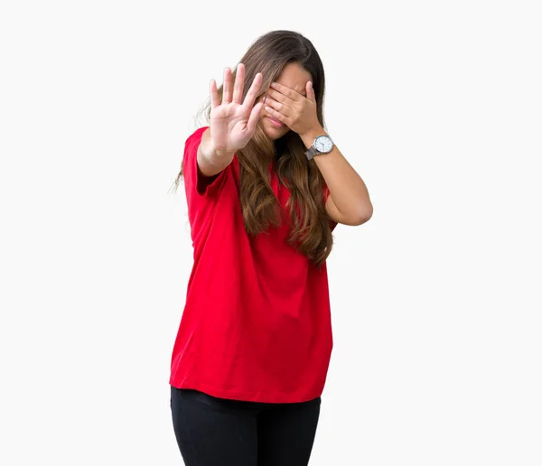 Jovem Bela Mulher Morena Vestindo Camiseta Vermelha Sobre Fundo Isolado — Fotografia de Stock