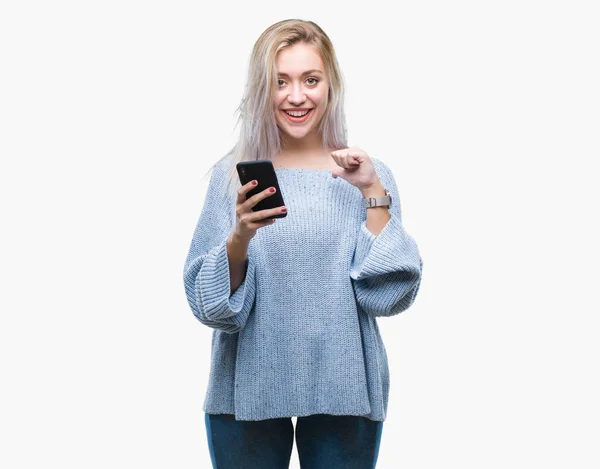 Jovem Loira Enviando Mensagens Texto Usando Smartphone Sobre Fundo Isolado — Fotografia de Stock