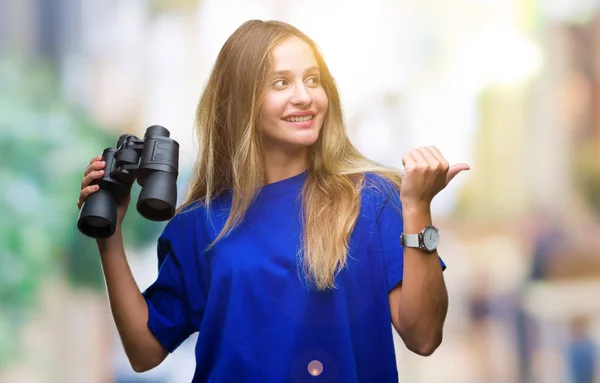 Unga Vackra Blonda Kvinnan Tittar Genom Kikaren Över Isolerade Bakgrund — Stockfoto