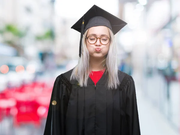 Mladá Blond Žena Nosí Postgraduální Uniforma Izolované Pozadí Nafoukla Tváře — Stock fotografie