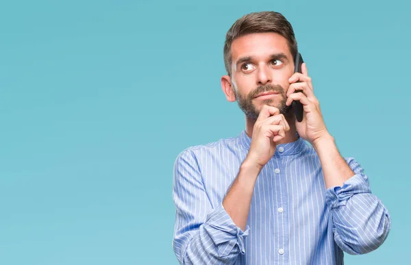 Ung Vacker Man Talar Telefon Över Isolerade Bakgrund Allvarligt Ansikte — Stockfoto