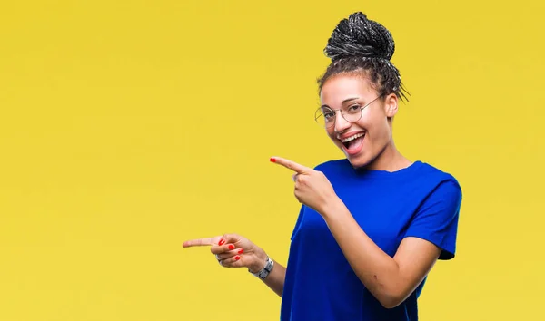 Jovem Trançado Cabelo Afro Americano Menina Vestindo Óculos Sobre Fundo — Fotografia de Stock