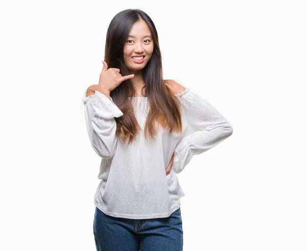 Junge Asiatische Frau Mit Isoliertem Hintergrund Lächelt Und Macht Telefongesten — Stockfoto