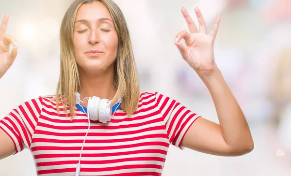 Jeune Belle Femme Écoutant Musique Portant Des Écouteurs Sur Fond — Photo