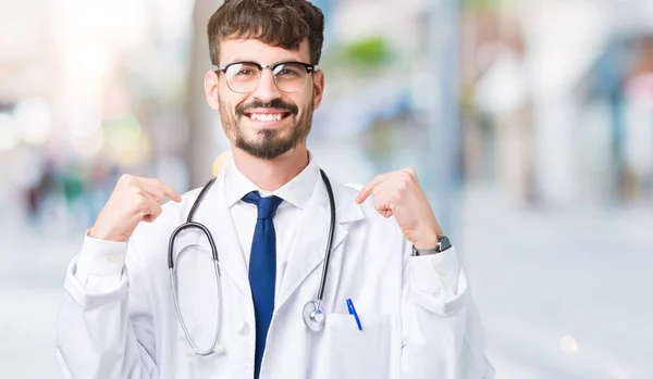 Joven Doctor Vistiendo Abrigo Hospital Sobre Fondo Aislado Mirando Confiado — Foto de Stock