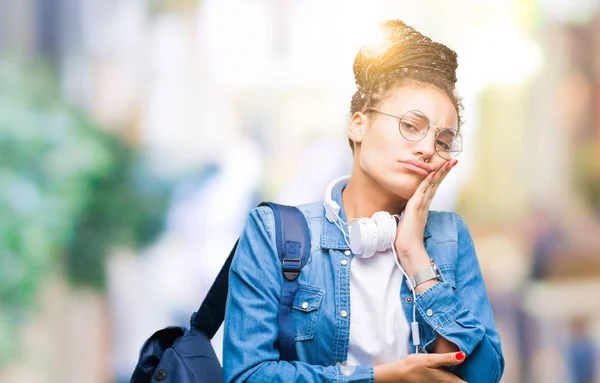 Ung Flätat Hår Afroamerikanska Student Tjej Bär Ryggsäck Över Isolerade — Stockfoto