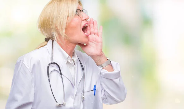 Médico Rubio Mediana Edad Mujer Sobre Fondo Aislado Gritando Gritando — Foto de Stock