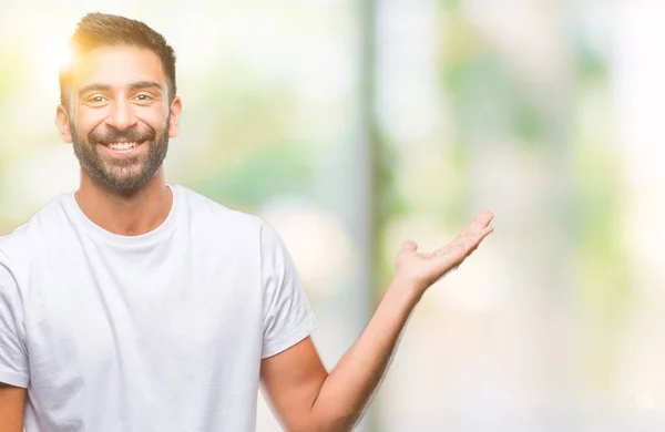 Adult Hispanic Man Isolated Background Smiling Cheerful Presenting Pointing Palm — Stock Photo, Image