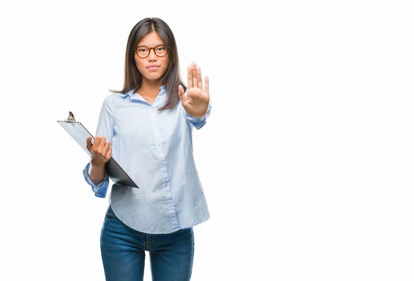 Joven Mujer Negocios Asiática Sobre Fondo Aislado Sujetando Portapapeles Con —  Fotos de Stock