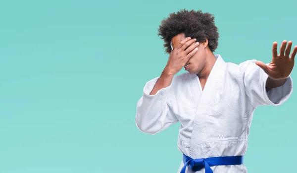 Afro Americký Muž Nosí Kimono Karate Izolované Pozadí Oči Rukama — Stock fotografie