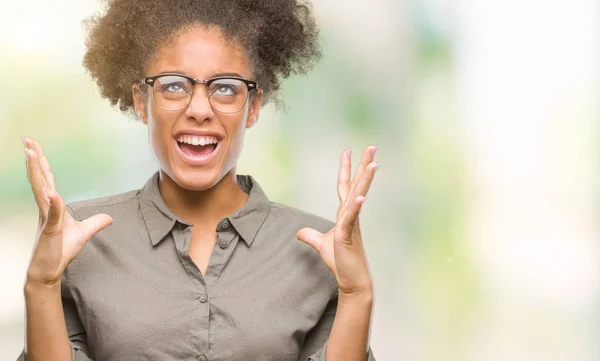 Junge Afroamerikanische Frau Mit Brille Vor Isoliertem Hintergrund Verrückt Und — Stockfoto
