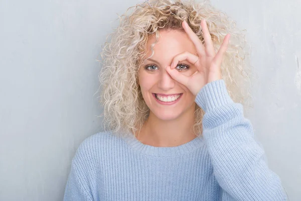 Grunge Üzerinde Kıvırcık Saçlı Sarışın Genç Kadın Gülümsüyor Parmakları Ile — Stok fotoğraf