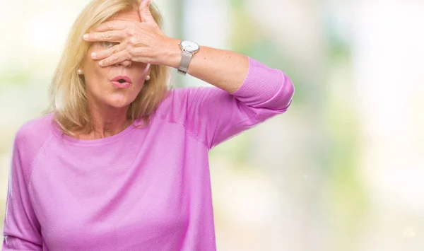 Blond Žena Středního Věku Izolované Pozadí Prohlížení Šoku Pokrývající Obličej — Stock fotografie