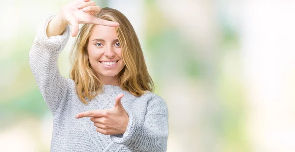 Mulher Bonita Usando Camisola Inverno Sobre Fundo Isolado Sorrindo Fazendo — Fotografia de Stock