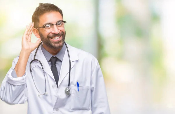 Médico Hispano Adulto Sobre Fondo Aislado Sonriendo Con Mano Sobre — Foto de Stock