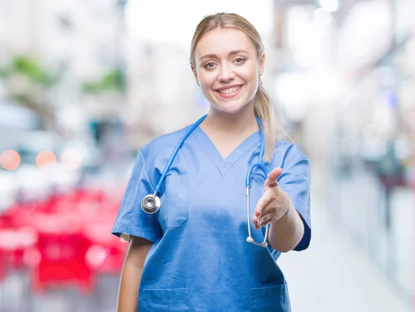 Joven Cirujana Rubia Doctora Sobre Fondo Aislado Sonriente Amable Ofreciendo — Foto de Stock