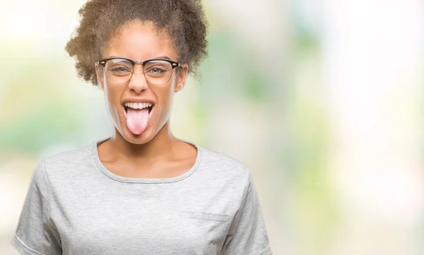 Junge Afroamerikanerin Mit Brille Über Isoliertem Hintergrund Die Die Zunge — Stockfoto