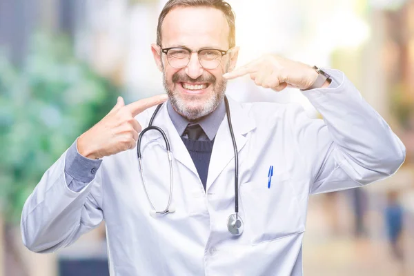 Hombre Médico Edad Madura Con Uniforme Médico Aislado Fondo Sonriendo —  Fotos de Stock