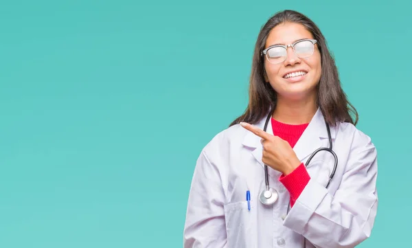 Jovem Árabe Médico Mulher Sobre Fundo Isolado Alegre Com Sorriso — Fotografia de Stock