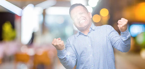 Hombre Negocios Árabe Mediana Edad Sobre Fondo Aislado Muy Feliz — Foto de Stock