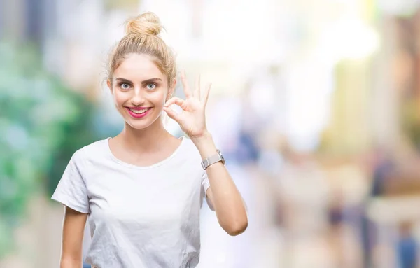 Joven Hermosa Mujer Rubia Con Camiseta Blanca Sobre Fondo Aislado — Foto de Stock