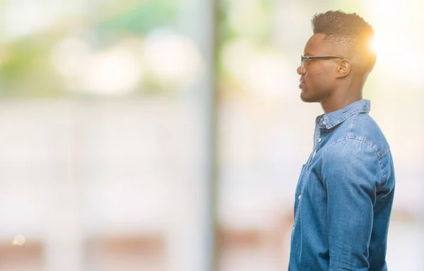 Jovem Homem Afro Americano Sobre Fundo Isolado Olhando Para Lado — Fotografia de Stock