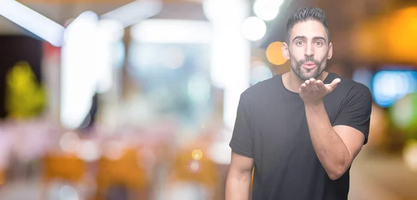 Joven Hombre Guapo Sobre Fondo Aislado Mirando Cámara Soplando Beso —  Fotos de Stock