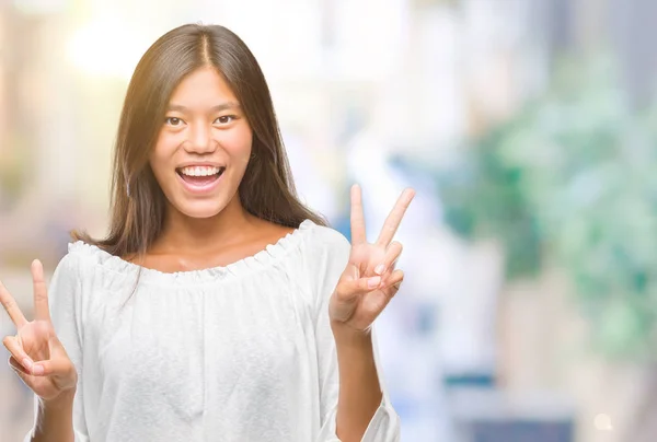 Jovem Mulher Asiática Sobre Fundo Isolado Sorrindo Olhando Para Câmera — Fotografia de Stock