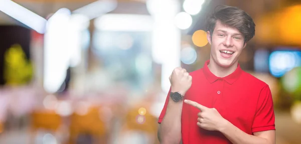 Pemuda Tampan Mengenakan Kaus Merah Atas Latar Belakang Terisolasi Terburu — Stok Foto