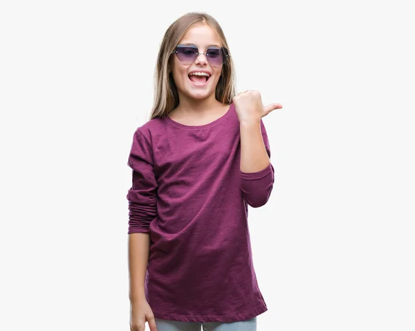 Młoda Piękna Dziewczyna Noszenie Okularów Przeciwsłonecznych Białym Tle Uśmiechnięty Szczęśliwy — Zdjęcie stockowe